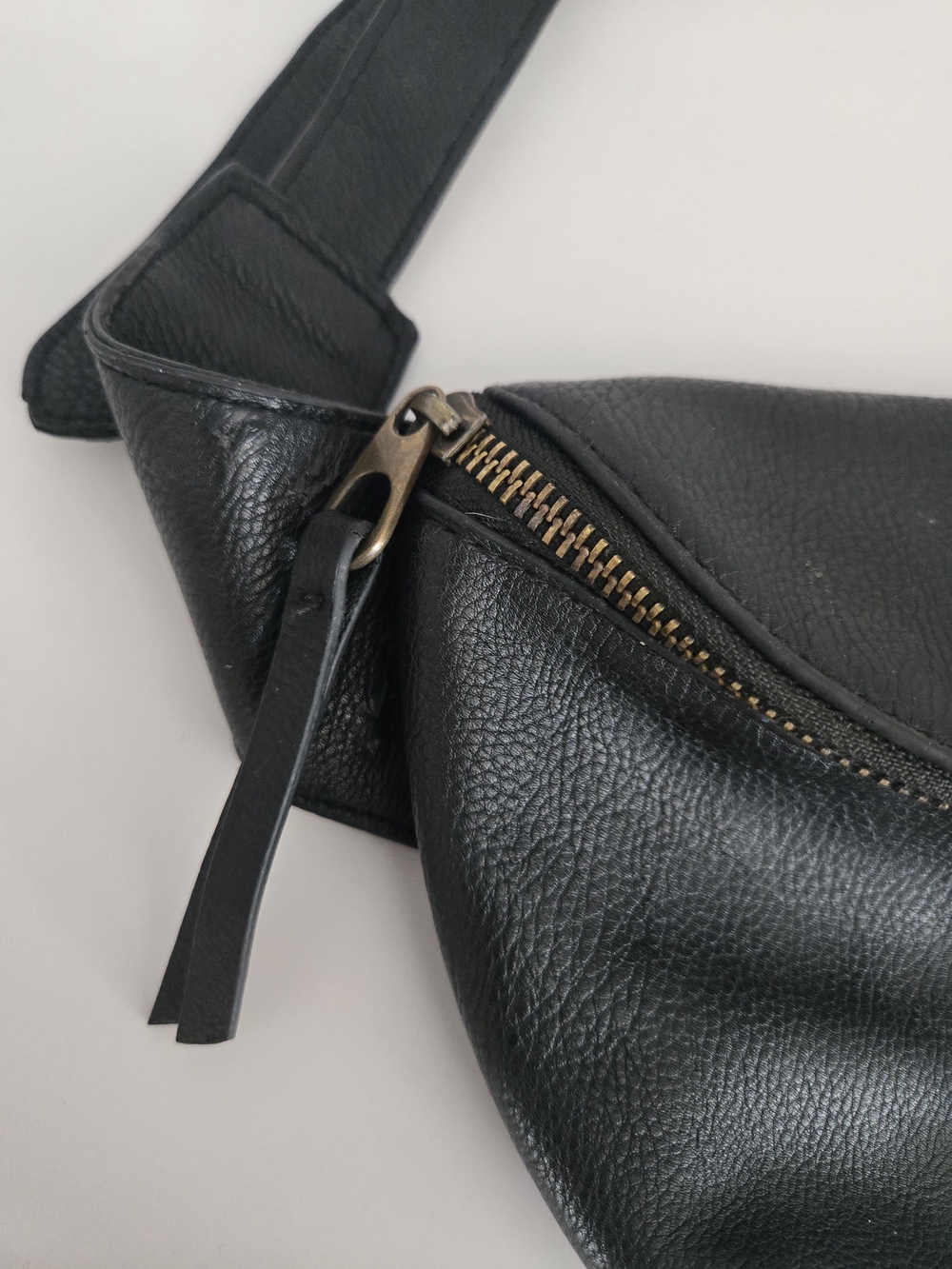 Universal Threads Black Leather Belt Bag - Sleek Hands-Free Crossbody - Picture 2 of 8